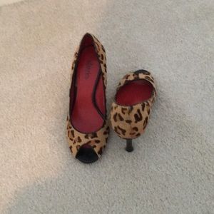 Charles David leopard print peep-toe shoes